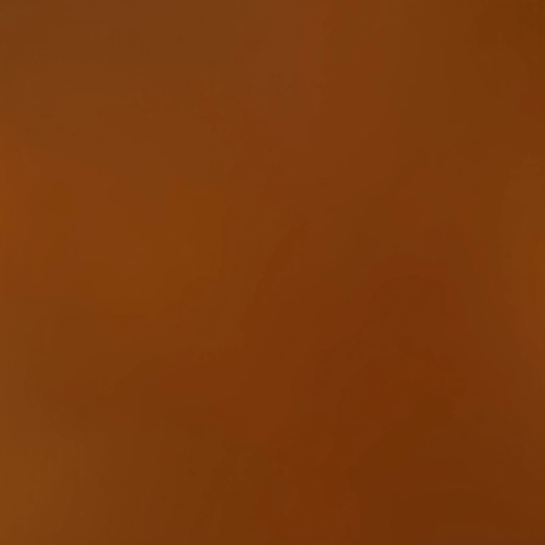 Muffins de banana com canela, polvilhados com açúcar e canela, ambiente acolhedor.